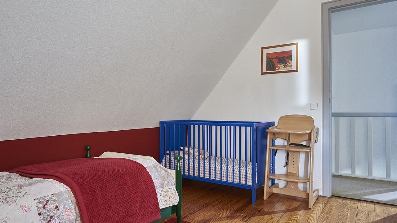 Kinderzimmer mit Babybett Kinderzimmer mit Babybett